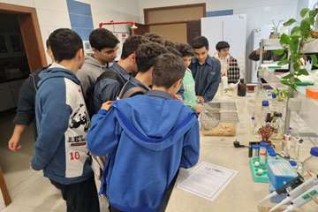 بازدید دانش‌آموزان مدرسه پسرانه کادوس رشت از دانشکده داروسازی